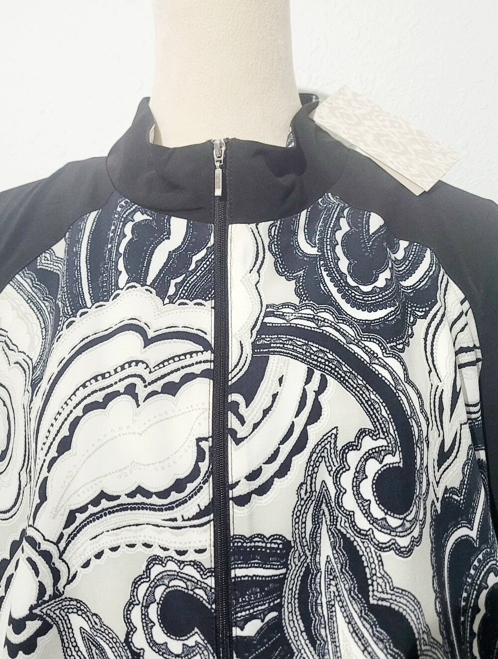 Plus Chico’s Zenergy UPF 50+ Paisley Zip Jacket Black White Size 18/18 NWT - Picture 3 of 16